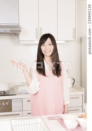 站在廚房裡的年輕女子 站在廚房裡的年輕女子 139945136