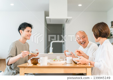 兒子回家,茶,老夫婦用餐 兒子回家,茶,老夫婦用餐 139945149