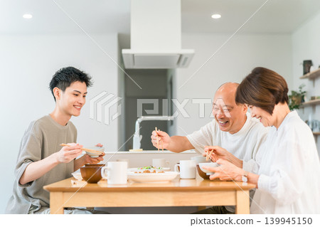 兒子回家,茶,老夫婦用餐 兒子回家,茶,老夫婦用餐 139945150