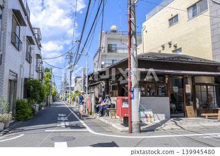 A cafe and streetscape in an alleyway of Yutenji A cafe and streetscape in an alleyway of Yutenji 139945480