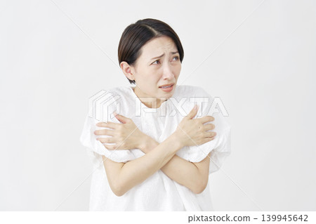 中年婦女，感到寒冷，白色背景 139945642