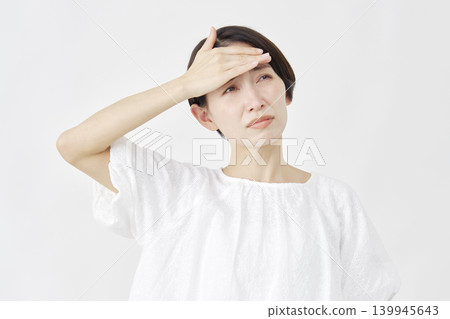 中年婦女發燒，白色背景。 139945643