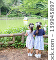 兩姊妹在夏日公園野餐的背影。 139945897