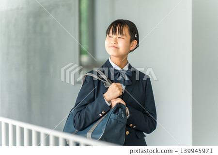 教學大樓走廊上穿著制服的國中和高中女生 139945971