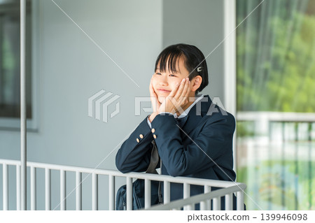 學校大樓裡穿著制服的國中和高中女生 139946098