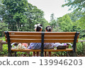 夏日公園長椅上坐著的兩姊妹的背影。 139946203