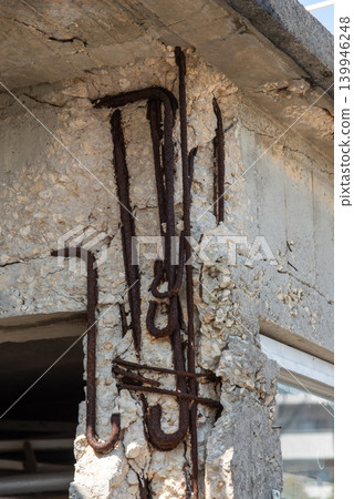混凝土建築的鋼筋因老化而腐蝕並裸露。 混凝土建築的鋼筋因老化而腐蝕並裸露。 139946248
