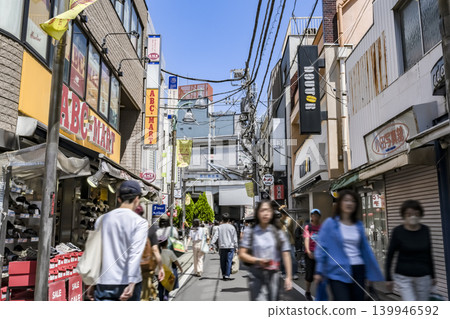 Streetscape of the shopping street at the west exit of Gakugei-daigaku Station Streetscape of the shopping street at the west exit of Gakugei-daigaku Station 139946592