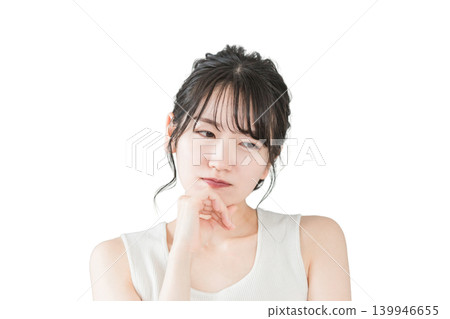 一位亞洲女性手托下巴,思考著一個問題(美容、飲食、水療、除毛)。 一位亞洲女性手托下巴,思考著一個問題(美容、飲食、水療、除毛)。 139946655