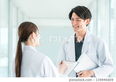 A doctor who gives advice or guidance, a male doctor who offers consultation, a supervising physician 139946809