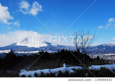 The blue sky over Otome Pass, the townscape of Gotemba, and Mount Fuji. The blue sky over Otome Pass, the townscape of Gotemba, and Mount Fuji. 139946931