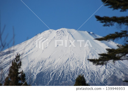 從靜岡縣禦殿場和大山眺望富士山。 從靜岡縣禦殿場和大山眺望富士山。 139946933