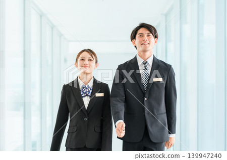 穿著西裝的年輕亞洲商務人士(飯店員工、禮賓員、銀行家、顧問) 穿著西裝的年輕亞洲商務人士(飯店員工、禮賓員、銀行家、顧問) 139947240