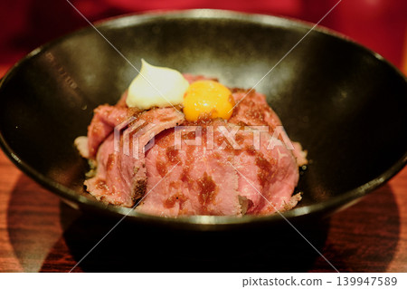一張鮮嫩多汁的烤牛肉飯的特寫照片 | 肉類菜餚、午餐、日式料理圖片 一張鮮嫩多汁的烤牛肉飯的特寫照片 | 肉類菜餚、午餐、日式料理圖片 139947589