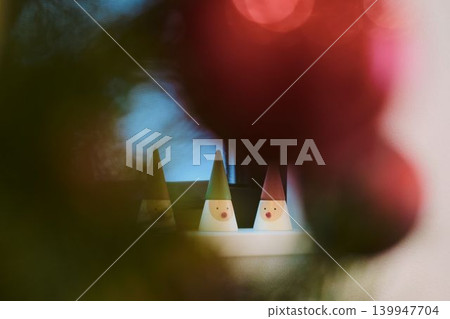 一排可愛的紅鼻子裝飾 | 聖誕節、冬季、室內、散景背景 一排可愛的紅鼻子裝飾 | 聖誕節、冬季、室內、散景背景 139947704