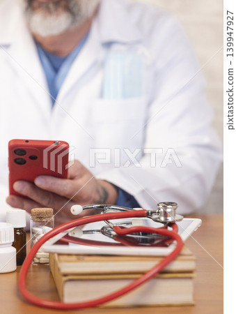 Doctor using smartphone for telemedicine healthcare consultation Doctor using smartphone for telemedicine healthcare consultation 139947927