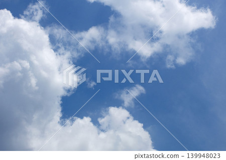 藍天白雲，構成一幅美麗的背景圖。 139948023