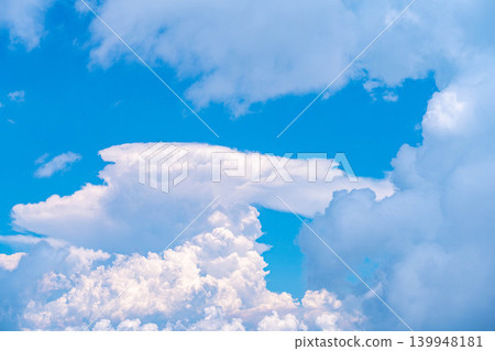 [Summer Scenery] Dynamic cumulonimbus clouds and blue sky seen from the summit of Mt. Chogatake [Nagano Prefecture] 139948181