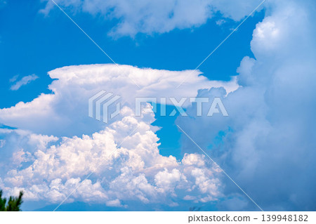 [Summer Scenery] Dynamic cumulonimbus clouds and blue sky seen from the summit of Mt. Chogatake [Nagano Prefecture] 139948182