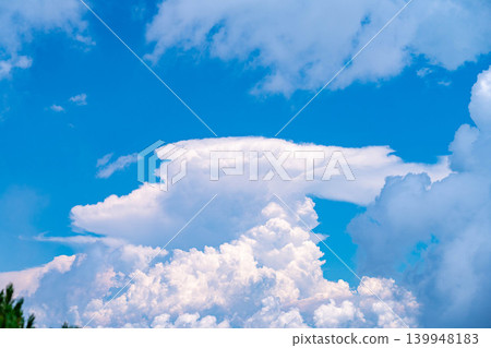 [Summer Scenery] Dynamic cumulonimbus clouds and blue sky seen from the summit of Mt. Chogatake [Nagano Prefecture] 139948183