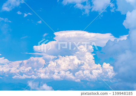 [Summer Scenery] Dynamic cumulonimbus clouds and blue sky seen from the summit of Mt. Chogatake [Nagano Prefecture] 139948185
