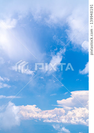 【夏日景色】從長野縣長嶽山頂眺望動態的積雨雲和藍天。 【夏日景色】從長野縣長嶽山頂眺望動態的積雨雲和藍天。 139948191