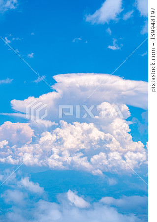 【夏日景色】從長野縣長嶽山頂眺望動態的積雨雲和藍天。 139948192