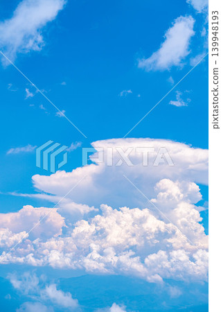 【夏日景色】從長野縣長嶽山頂眺望動態的積雨雲和藍天。 【夏日景色】從長野縣長嶽山頂眺望動態的積雨雲和藍天。 139948193