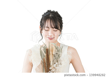 手捧花束的亞洲女性（新娘，婚禮） 139948282
