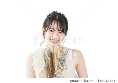 一位微笑的日本女性手捧一束鮮花（用於生日、禮物或母親節）。 139948283