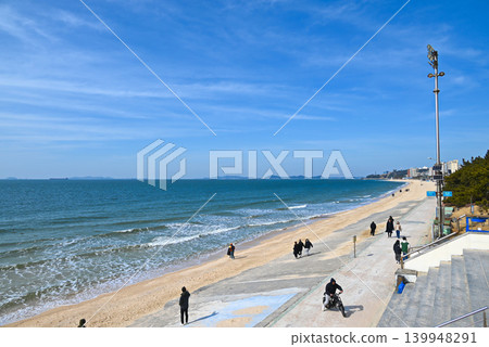 [Boryeong City, South Korea] Scenery at high tide at Daecheon Beach on the west coast of South Korea. 139948291