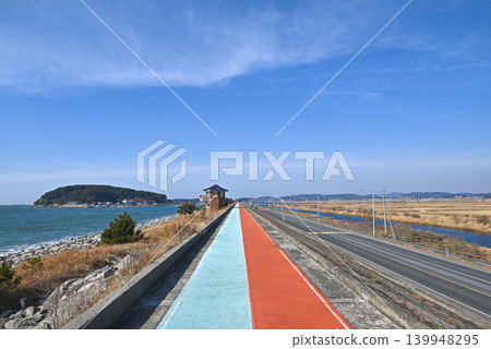 [Boryeong City, South Korea] Nampo Seawall: A long seawall built by damming the sea. 139948295