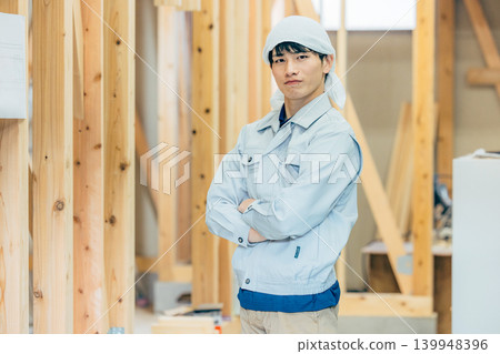 工人在建築工地工作 139948396