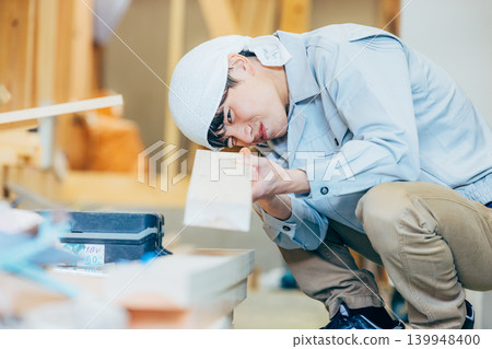 工人在建築工地工作 139948400