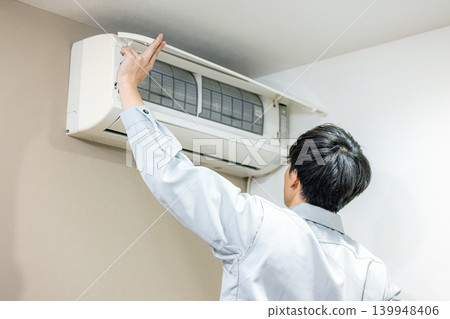 檢查空調的工人 139948406