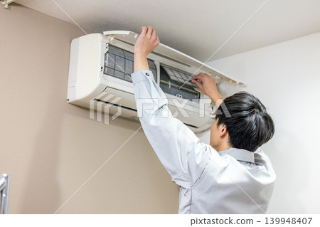 檢查空調的工人 139948407