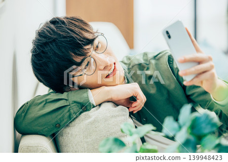 看著智能手機的男人 139948423