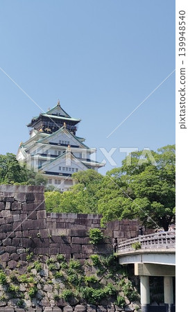 Osaka Castle shines in the blue sky Osaka Castle shines in the blue sky 139948540