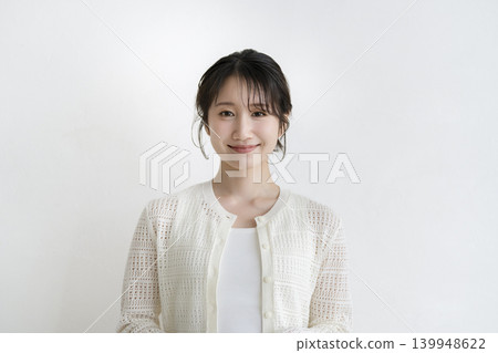 Arasa 女人微笑著看著相機的肖像 Arasa 女人微笑著看著相機的肖像 139948622