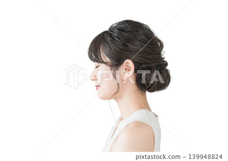 一位面帶微笑、閉著眼睛的女性的側面像(E字臉型)。 一位面帶微笑、閉著眼睛的女性的側面像(E字臉型)。 139948824