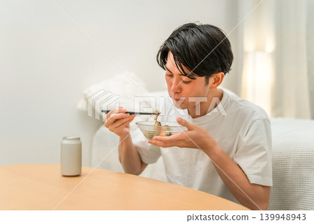 一位年輕的亞洲男子在家中享用小吃和飲料（啤酒，在家喝酒，飲酒習慣） 139948943