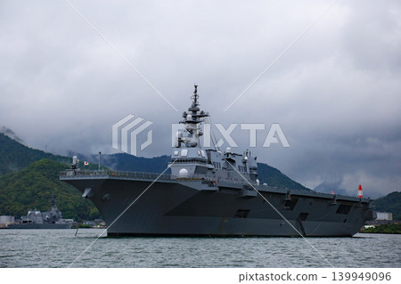 從觀光船上看到的停泊的驅逐艦。 139949096