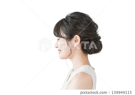 一位面帶微笑、雙眼緊閉的女士的側臉照（美容、美學、護膚圖片） 139949115