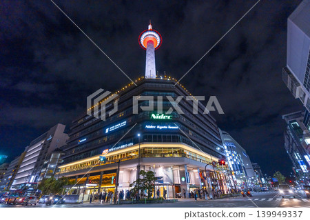 美麗的夜景和京都塔點燈(JR京都站) 美麗的夜景和京都塔點燈(JR京都站) 139949337