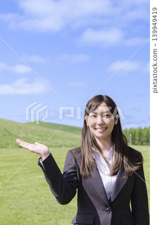  Guide Business Woman 139949419