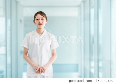 身穿手術服的醫護人員、醫護人員、醫生和女護士。 139949520