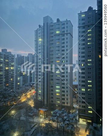 It is a winter city night view It is a winter city night view 139949560