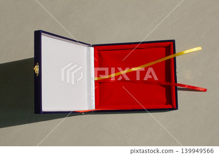 It is an open plaque case. 139949566