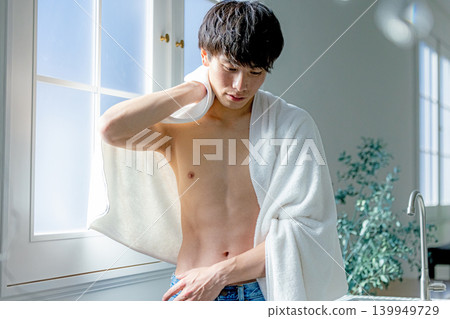 一個年輕男子裸體放鬆。 139949729