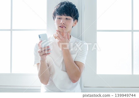 看著智能手機的男人 139949744